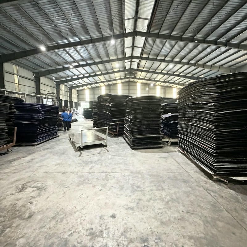 EVA đen độ cứng Shore A 45-60 thường phù hợp lót máy, giảm rung