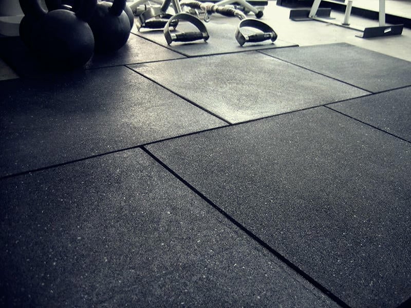 Cao su tấm phù hợp hơn nếu môi trường có dầu, ma sát mạnh, rung động