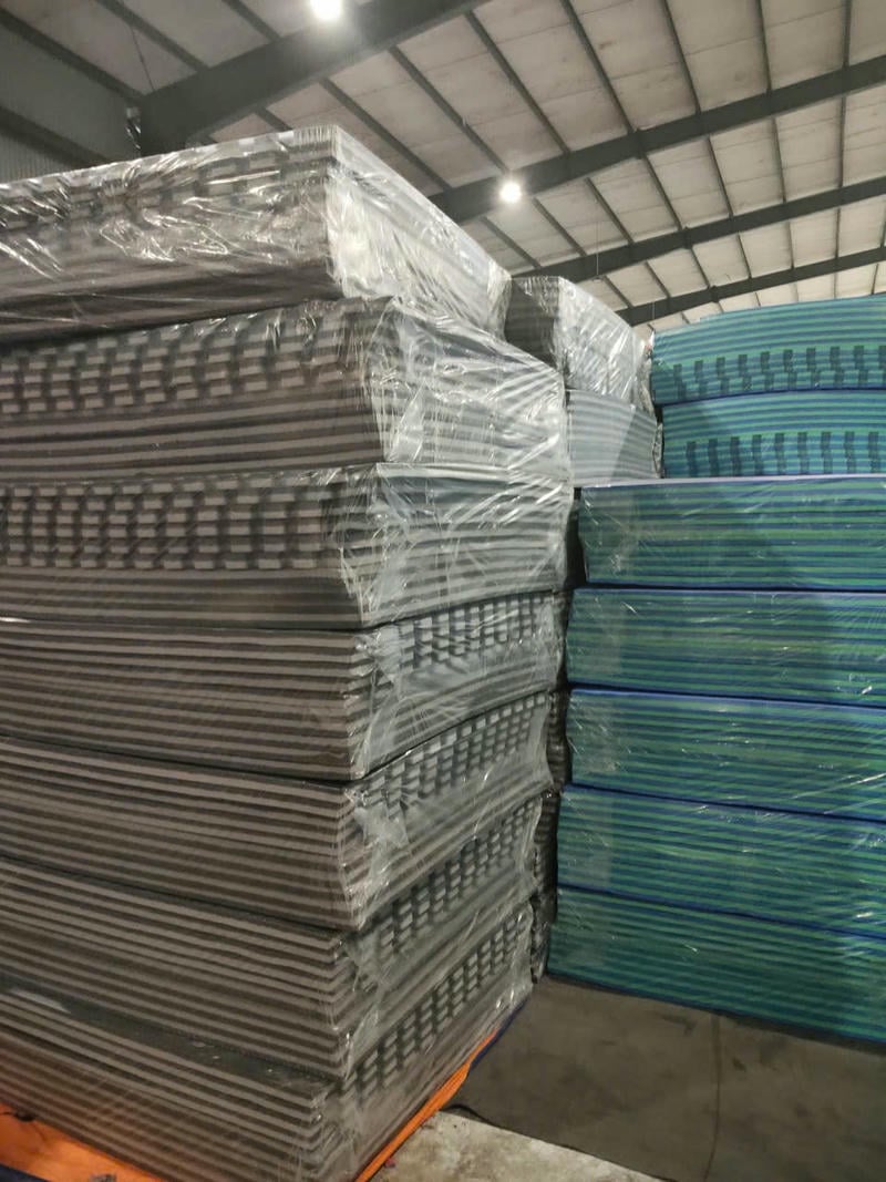 Bề mặt vân nổi có thể lau bằng khăn ẩm và dung dịch trung tính