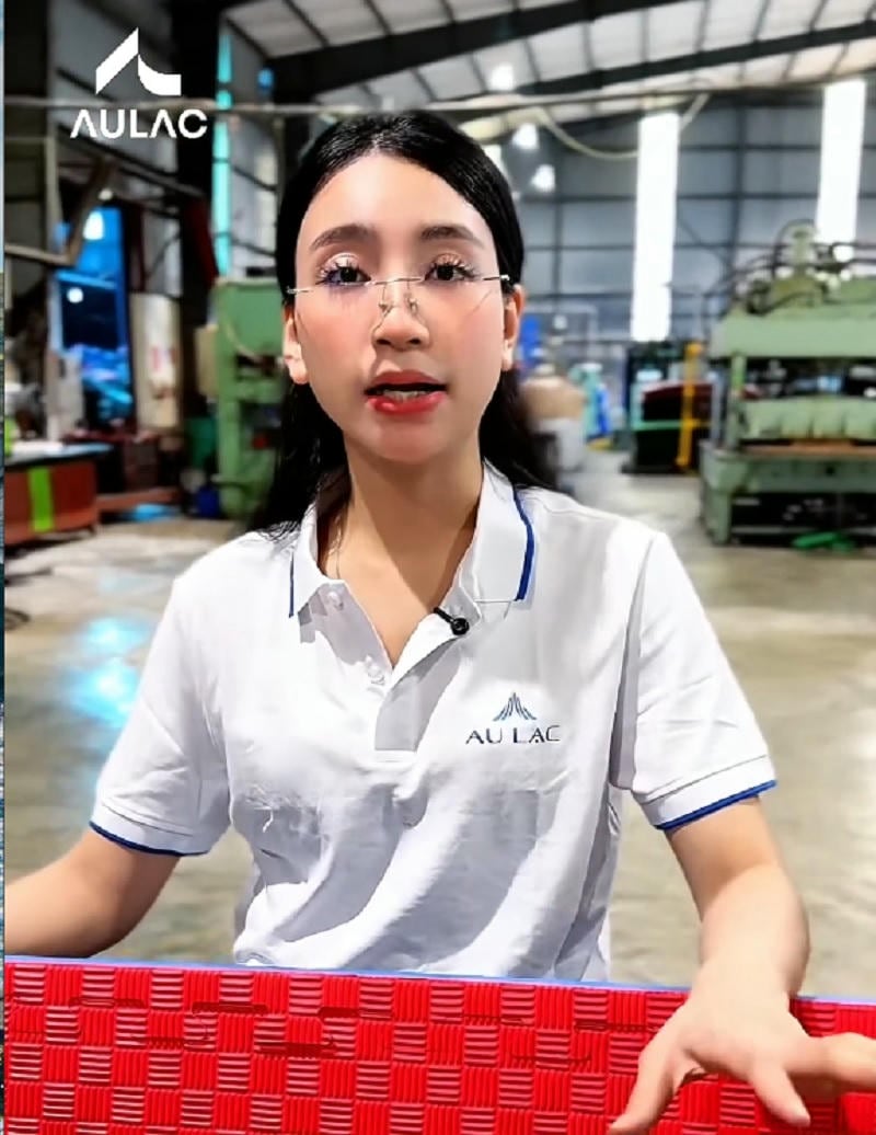 Bề mặt chỉ nổi tạo ma sát tốt hơn khi chân trần hoặc mang giày tập